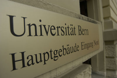 Bild vom Eingang des Hauptgebäudes der Uni Bern