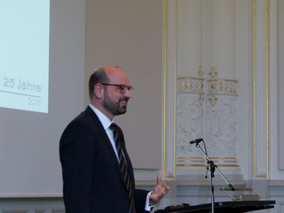 Foto von Prof. Dr. Andreas Hack während eines Referats