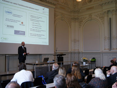 Foto von Prof. Dr. Andreas Hack während eines Referats
