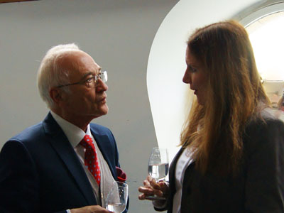Bild von Prof. Dr. Norbert Thom im Gespräch mit einem Gast