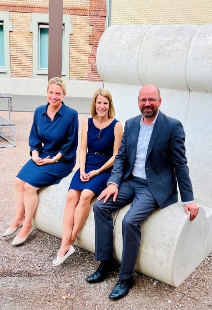 Foto von Andreas Hack, Julia de Groote und Alexandra Bertschi nach den Habilitationsvorträgen