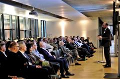 Foto von Prof. Dr. Hack während eines Vortrags