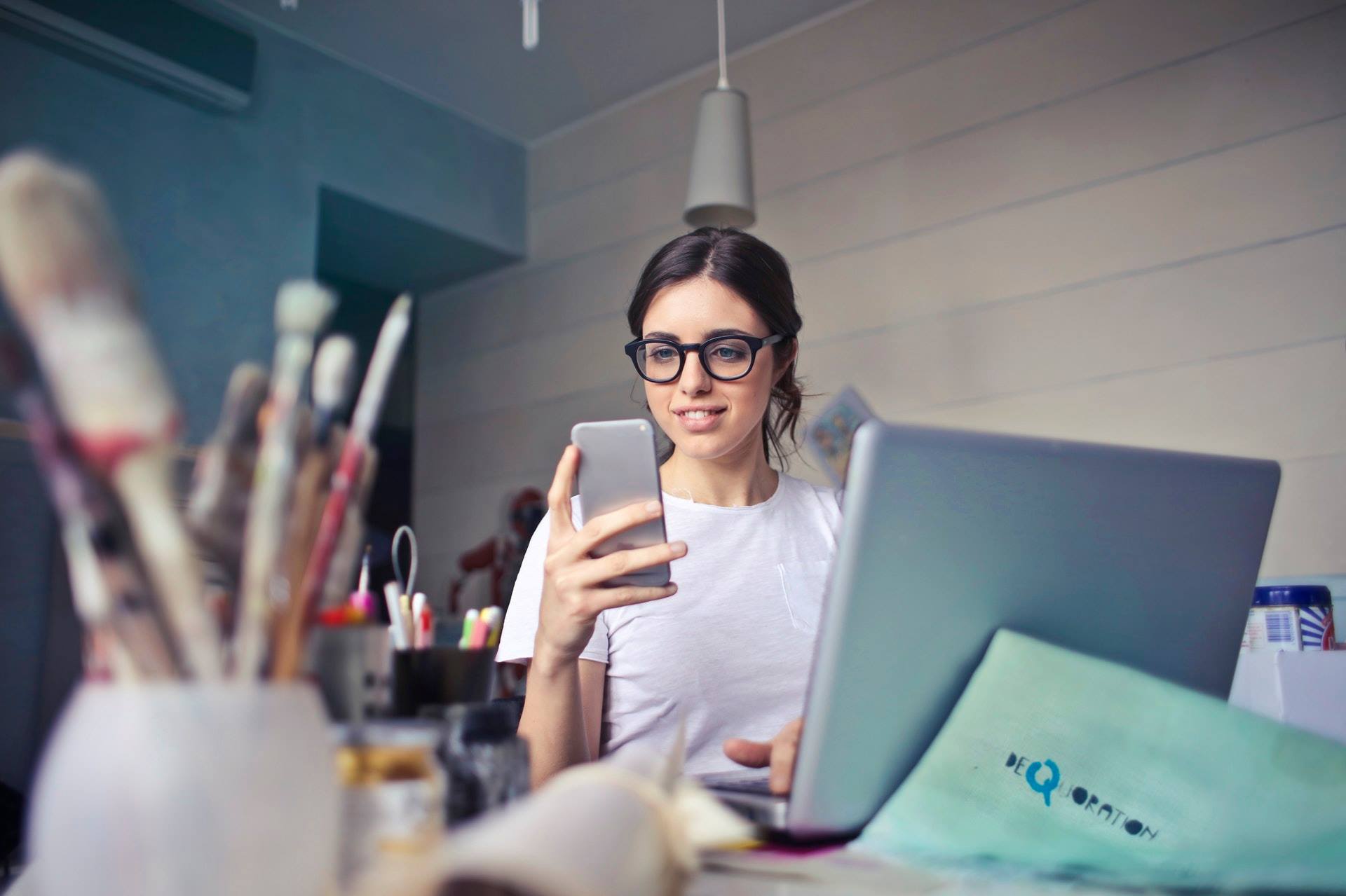 Foto von einer Frau mit Mobiltelefon