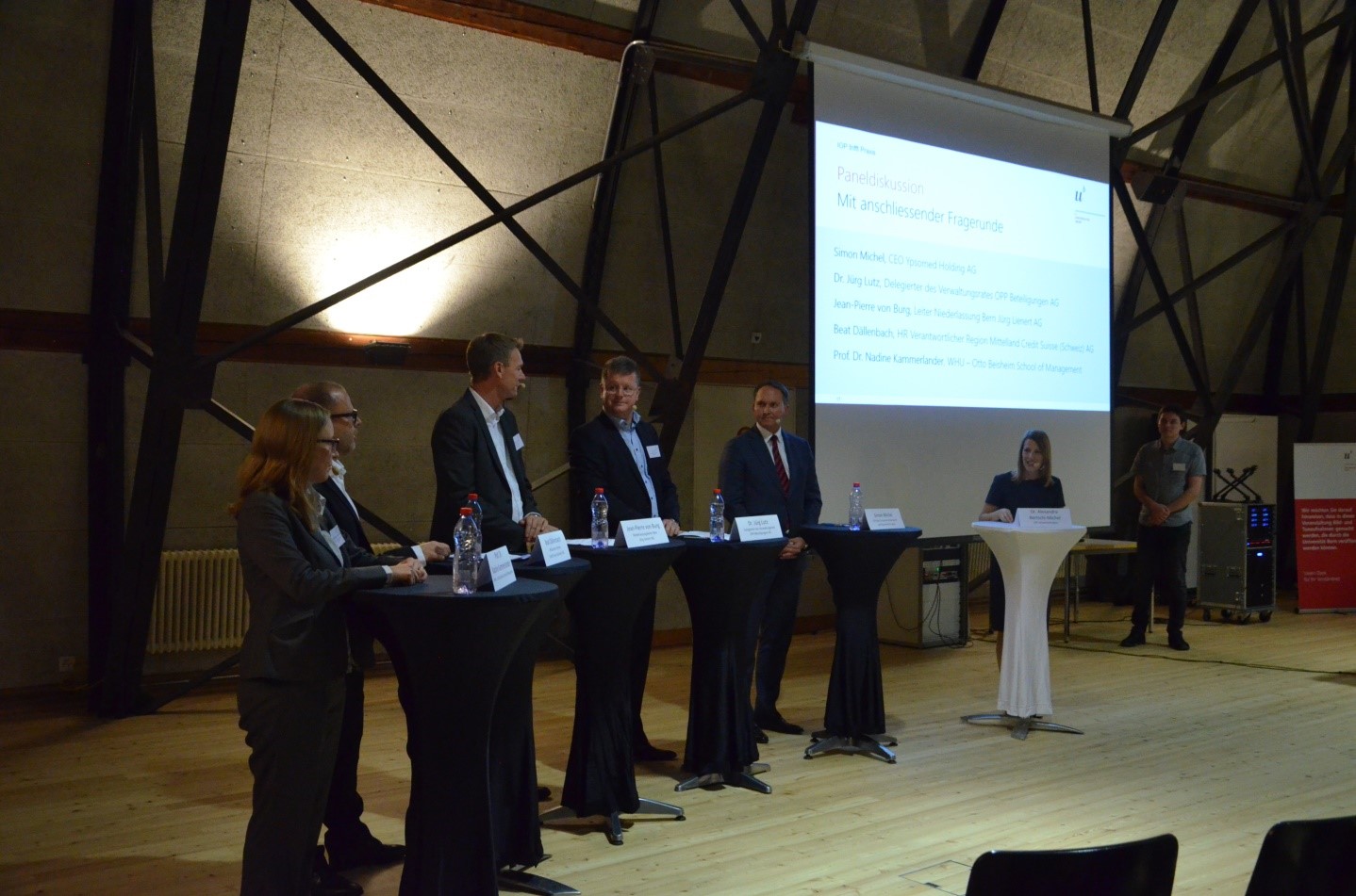 Foto während der Paneldiskussion zum IOP trifft Praxis Event